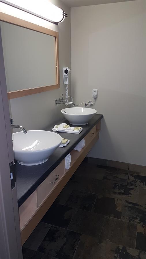 Manitoulin Hotel And Conference Centre Little Current エクステリア 写真